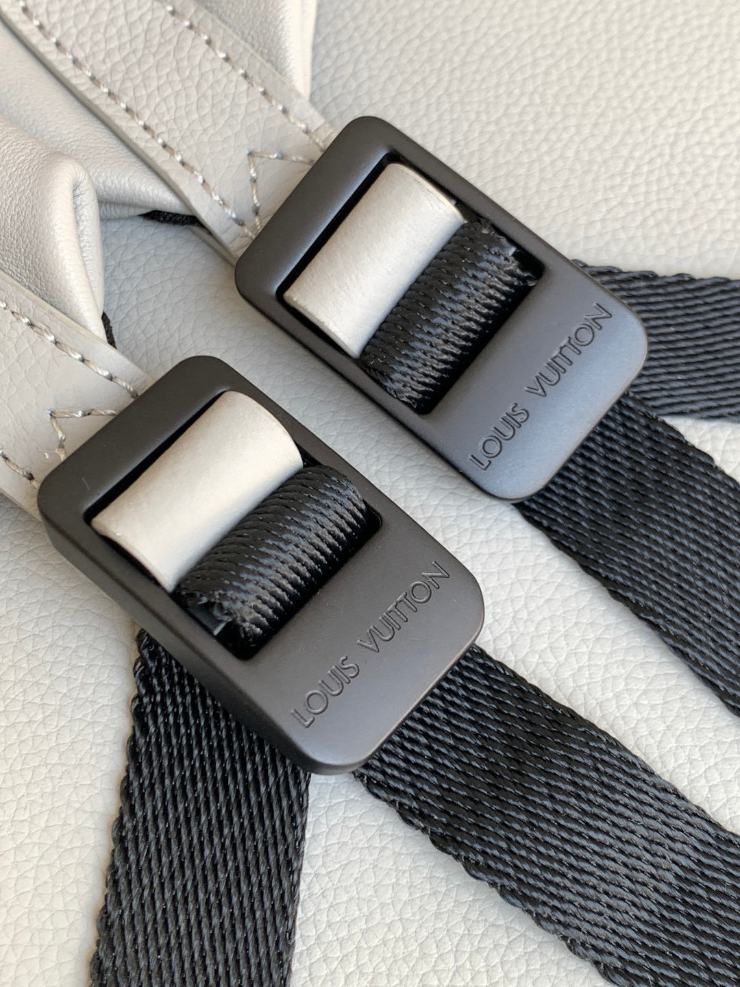 Top-tier Authentic-Grade Quality Grey handbag Size: 𝟐𝟗.𝟎 𝐱 𝟑𝟖.𝟎 𝐱 𝟐𝟎.𝟎 cm