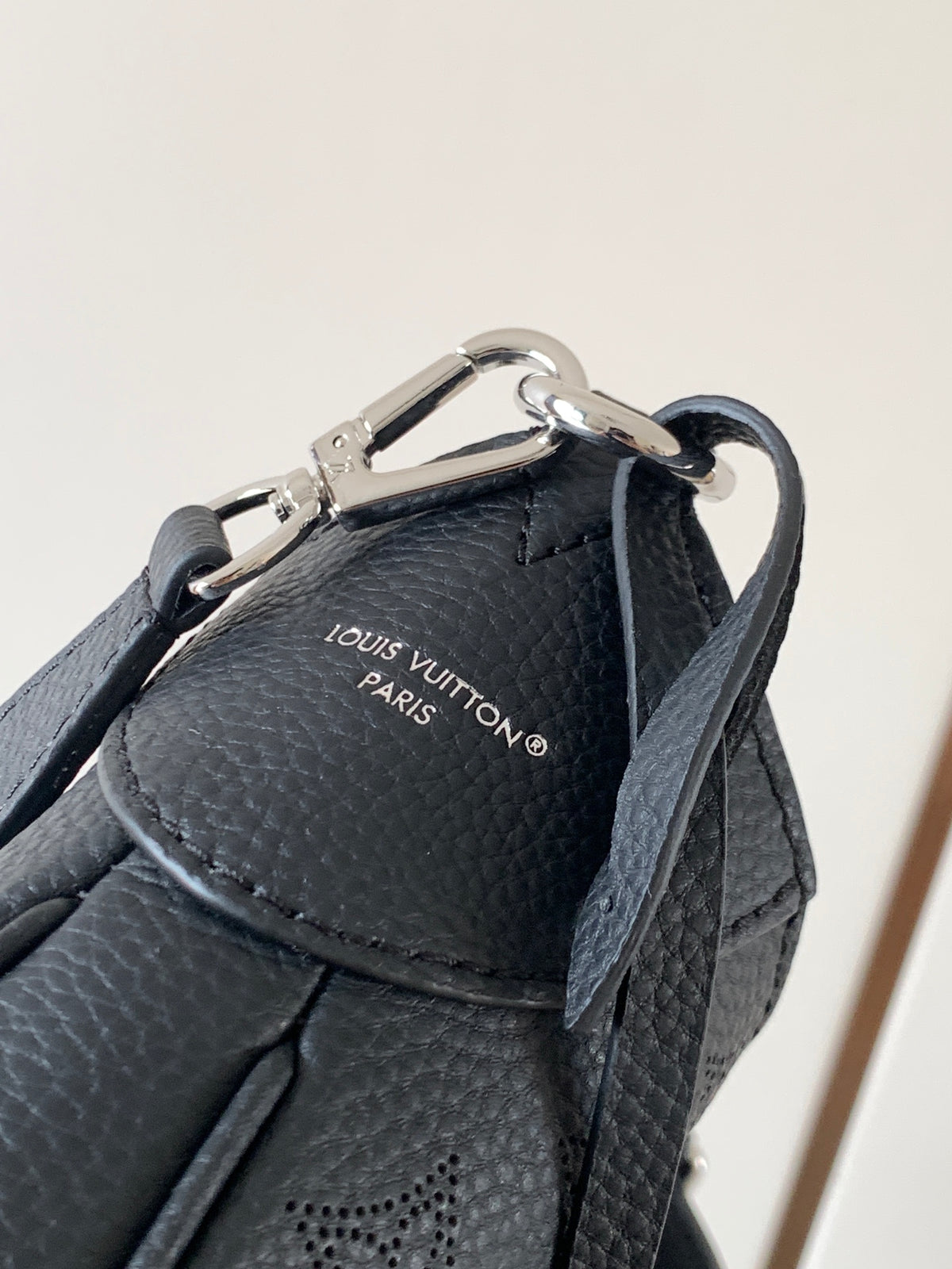 Top-tier Authentic-Grade Quality Medium Handbag M14618 (Black) Size:28 x 25 x 8 cm