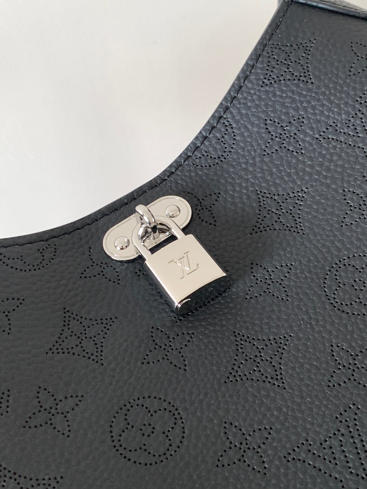 Top-tier Authentic-Grade Quality Medium Handbag M14618 (Black) Size:28 x 25 x 8 cm