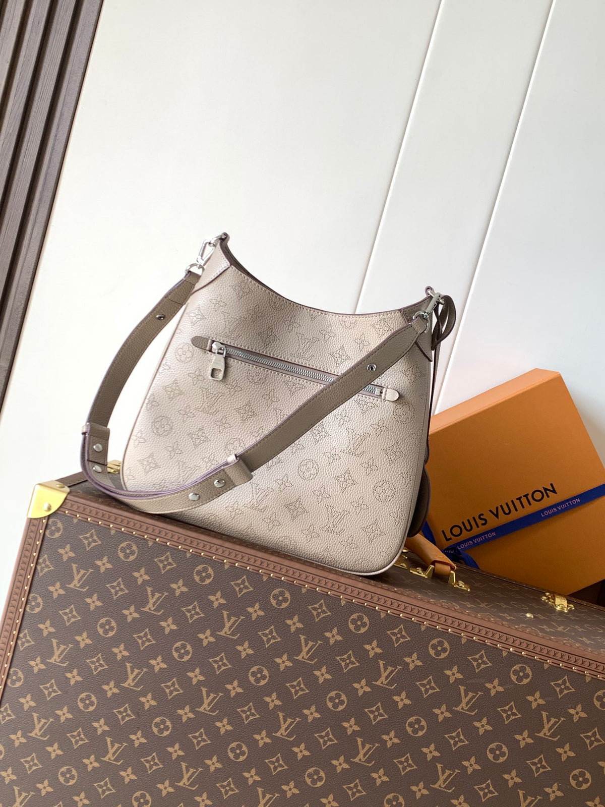 Top-tier Authentic-Grade Quality Medium Handbag M14617 (Grey) Size:28 x 25 x 8 cm