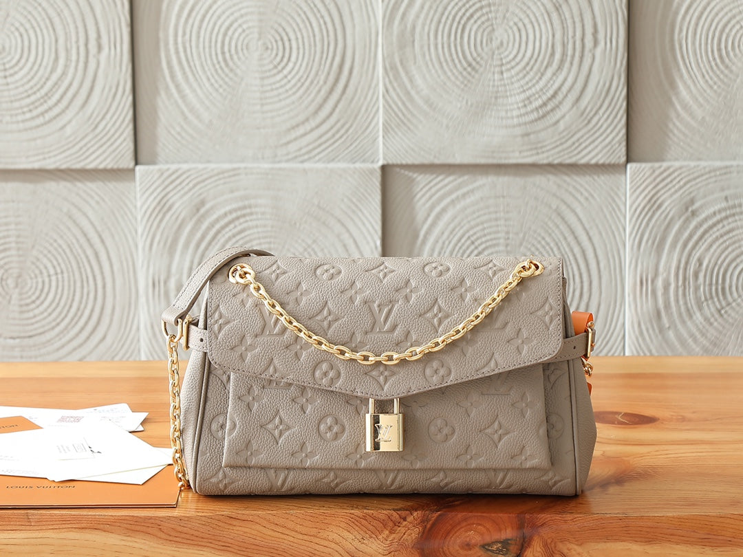 Top-tier Authentic-Grade Quality handbag Size: 18.5 x 9.5 x 29.5 cm