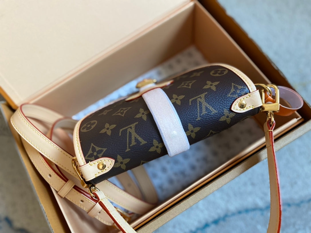 Top-tier Authentic-Grade Quality handbag Size: 20 x 16 x 7.5 cm
