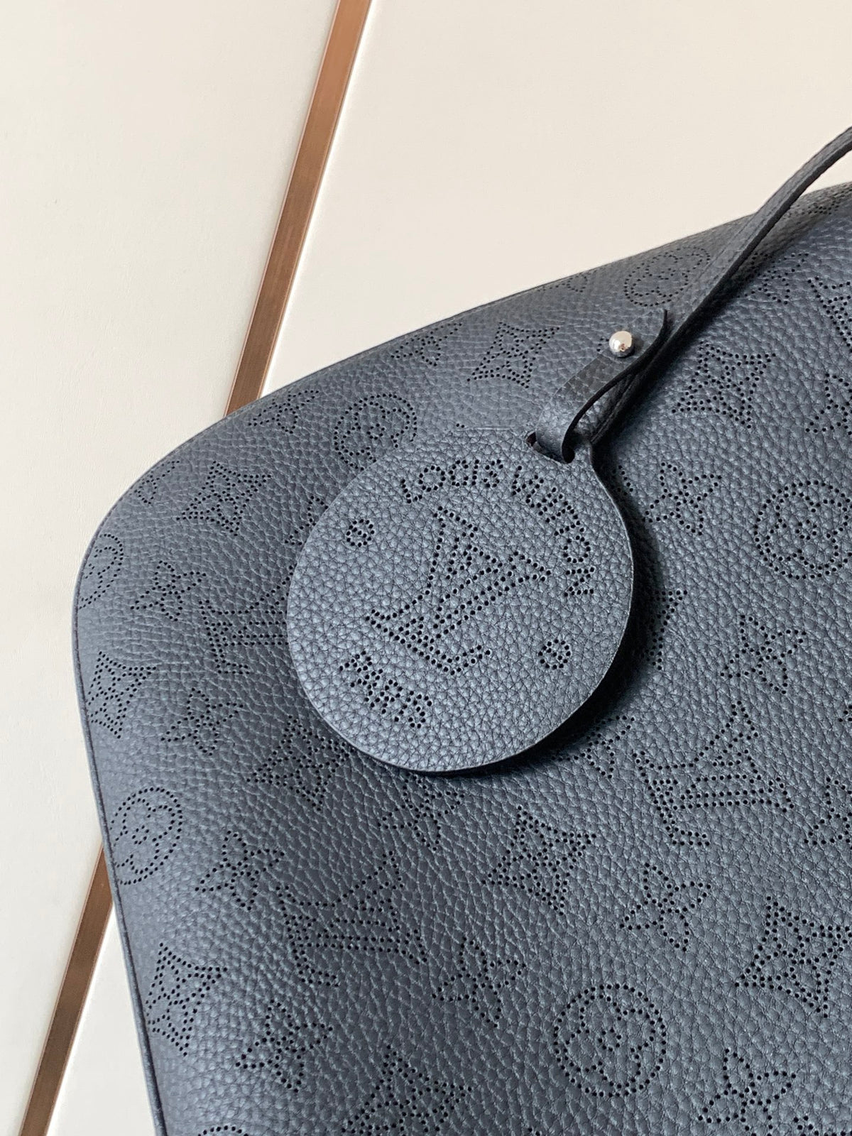 Top-tier Authentic-Grade Quality Medium Handbag M14618 (Black) Size:28 x 25 x 8 cm