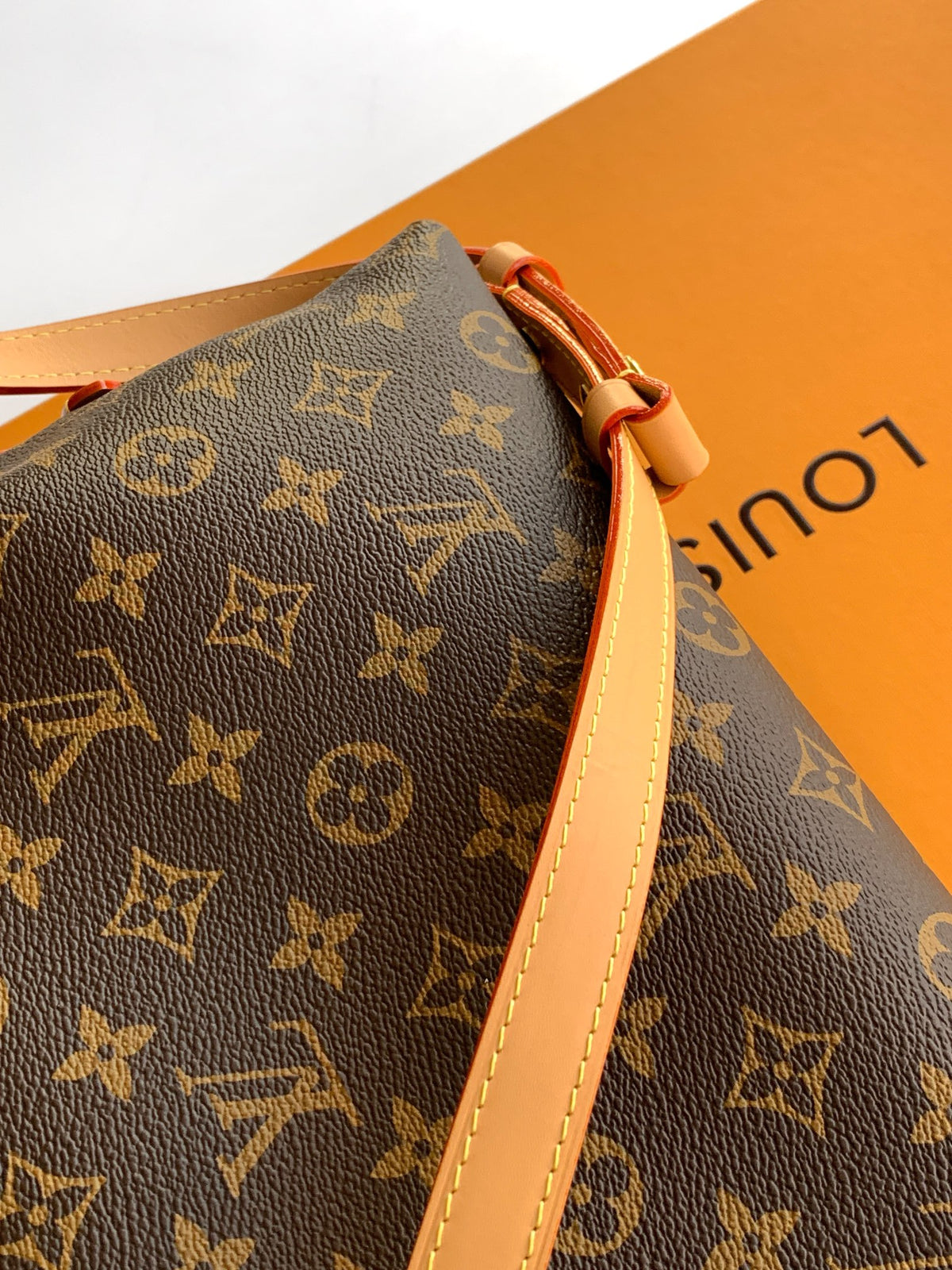 Top-tier Authentic-Grade Quality handbag Size: 36 x 19 x 0.5 cm