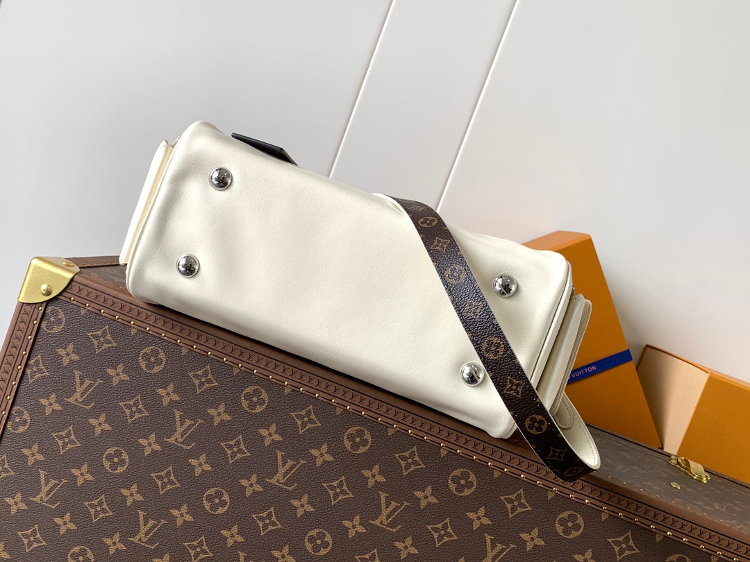 Top-tier Authentic-Grade Quality handbag Size: 17 x 12 x 28 cm