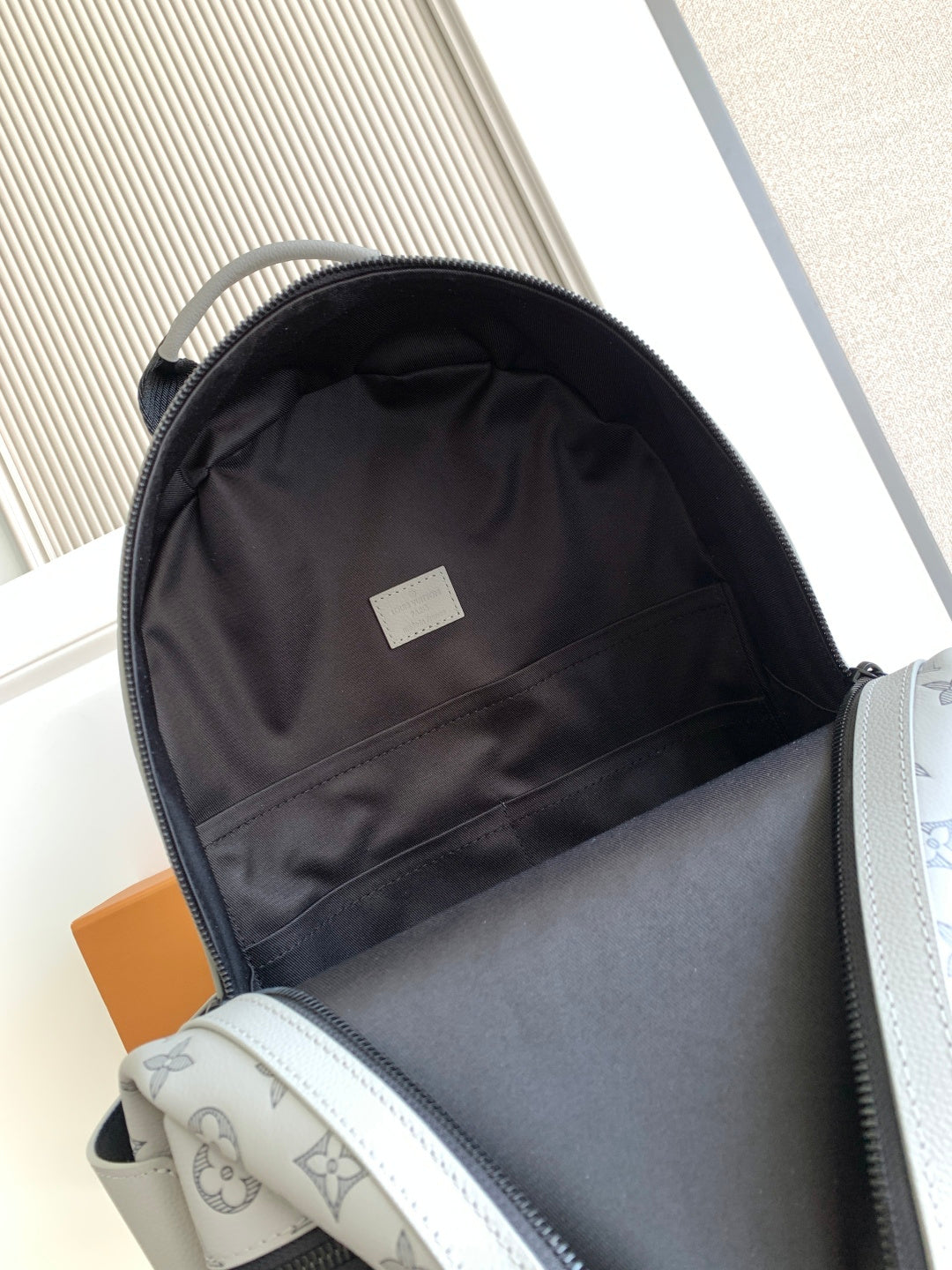 Top-tier Authentic-Grade Quality Grey handbag Size: 𝟐𝟗.𝟎 𝐱 𝟑𝟖.𝟎 𝐱 𝟐𝟎.𝟎 cm