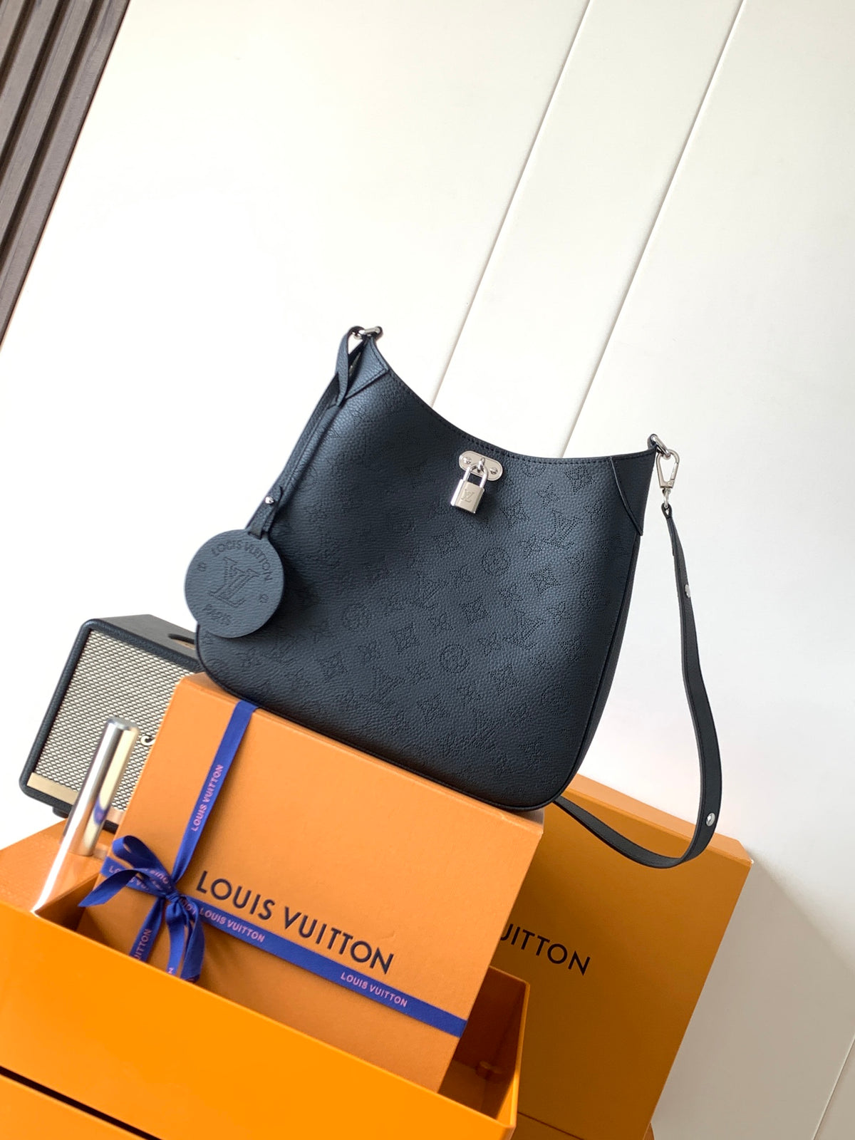 Top-tier Authentic-Grade Quality Medium Handbag M14618 (Black) Size:28 x 25 x 8 cm