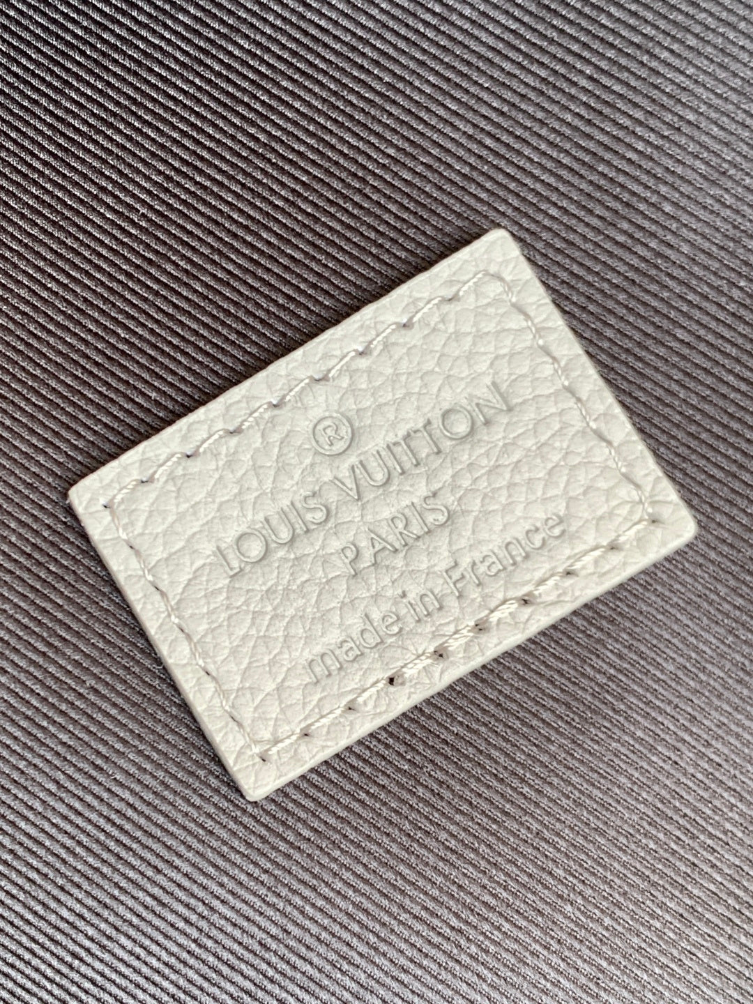 Top-tier Authentic-Grade Quality Grey handbag Size: 𝟐𝟗.𝟎 𝐱 𝟑𝟖.𝟎 𝐱 𝟐𝟎.𝟎 cm