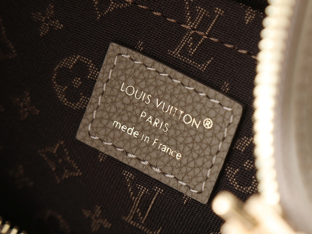 Top-tier Authentic-Grade Quality handbag Size: 17 x 13.5 x 26 cm