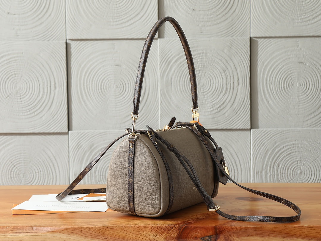 Top-tier Authentic-Grade Quality handbag Size: 17 x 13.5 x 26 cm