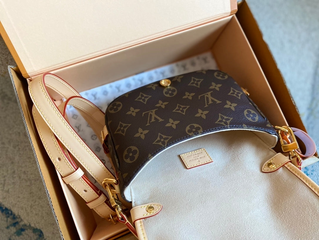 Top-tier Authentic-Grade Quality handbag Size: 20 x 16 x 7.5 cm