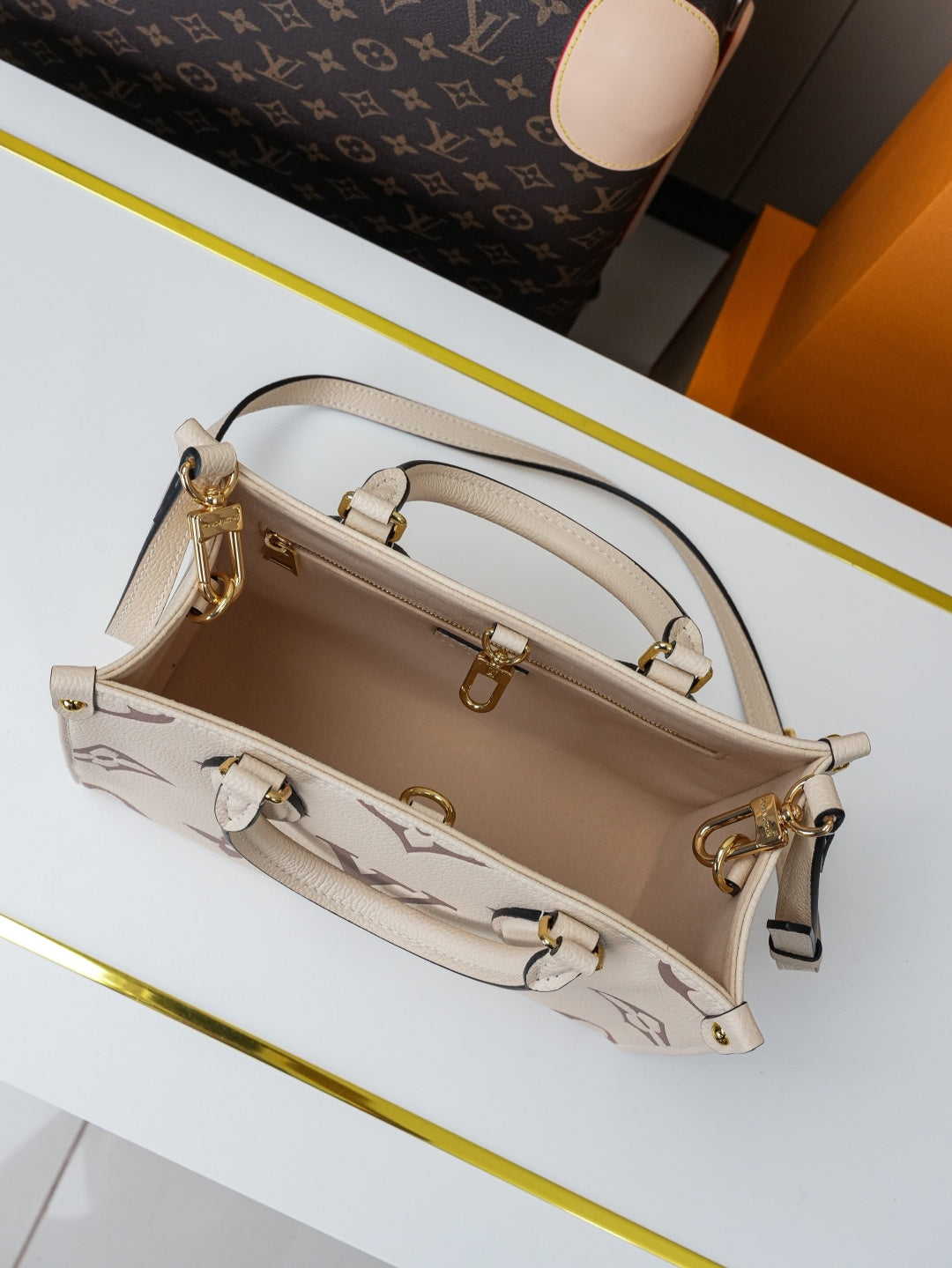 Top-tier Authentic-Grade Quality handbag  Size：25.0 x 19.0 x 11.5 cm