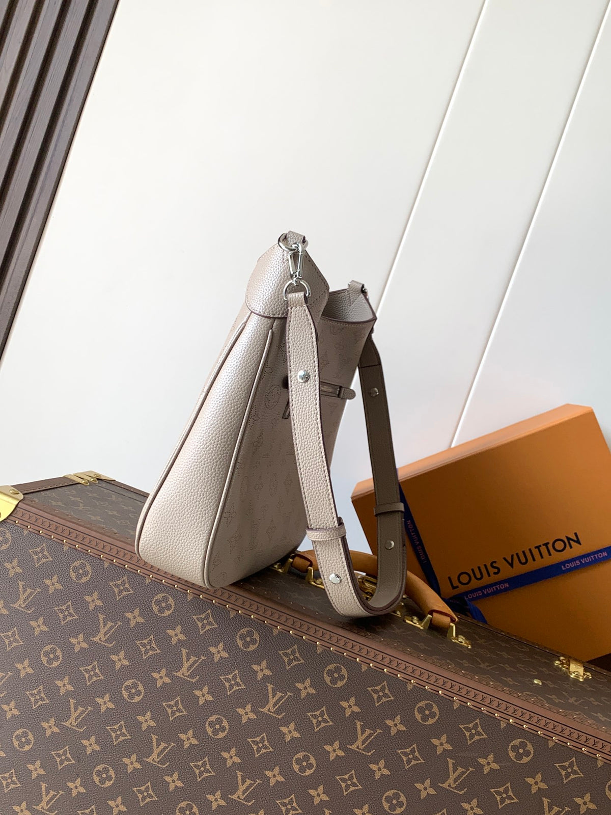 Top-tier Authentic-Grade Quality Medium Handbag M14617 (Grey) Size：28 x 25 x 8 cm