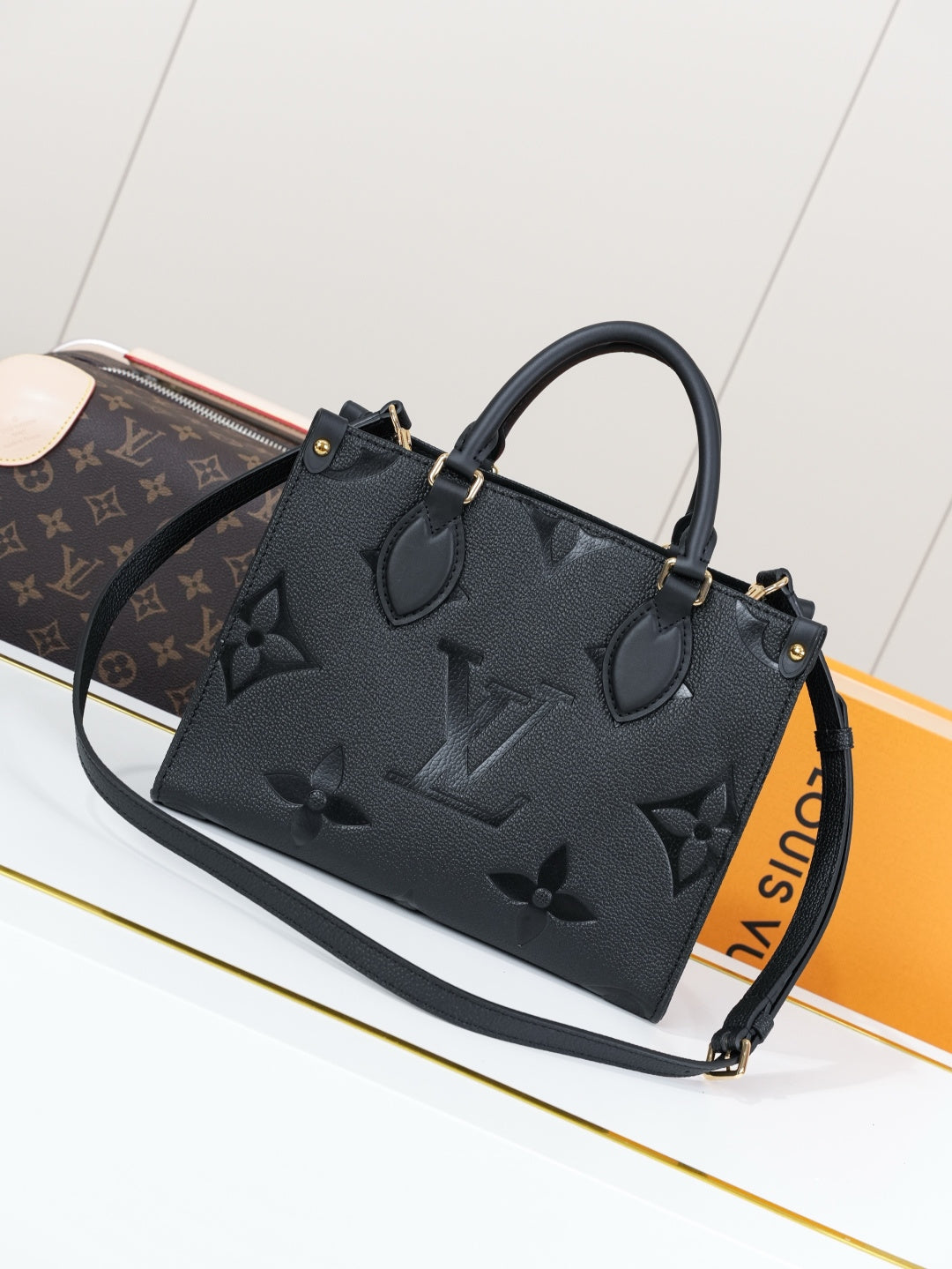 Top-tier Authentic-Grade Quality handbag  Size：25.0 x 19.0 x 11.5 cm