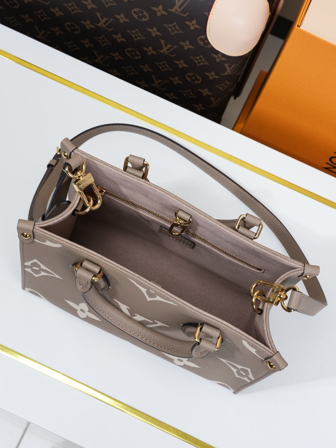 Top-tier Authentic-Grade Quality handbag  Size：25.0 x 19.0 x 11.5 cm