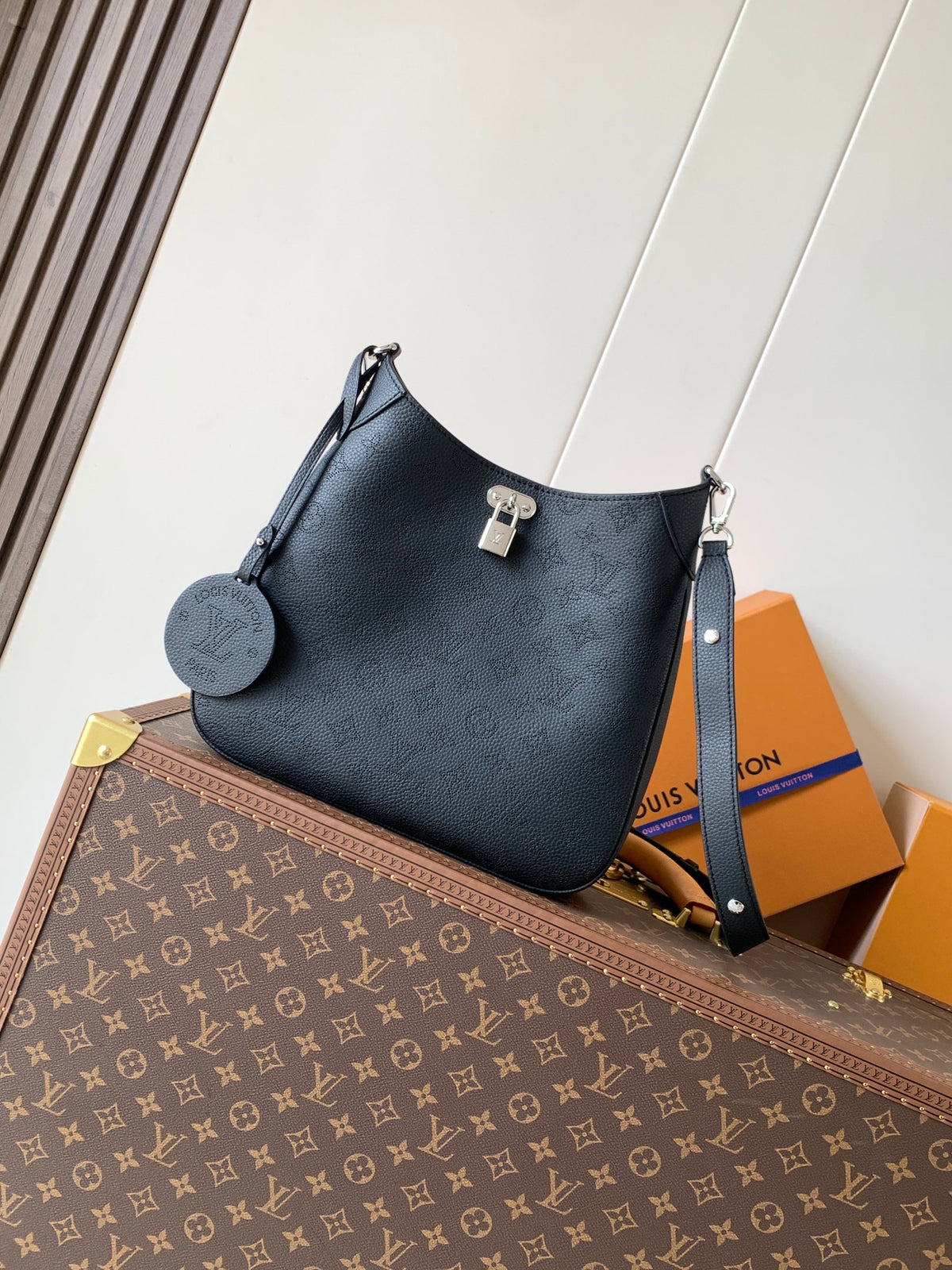 Top-tier Authentic-Grade Quality Medium Handbag M14618 (Black） Size：28 x 25 x 8 cm