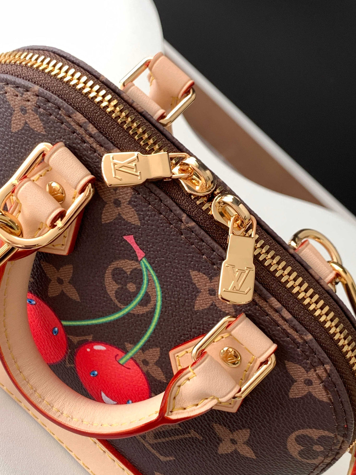 Top-tier Authentic-Grade Quality handbag Size: 12 x 8 x 18 cm