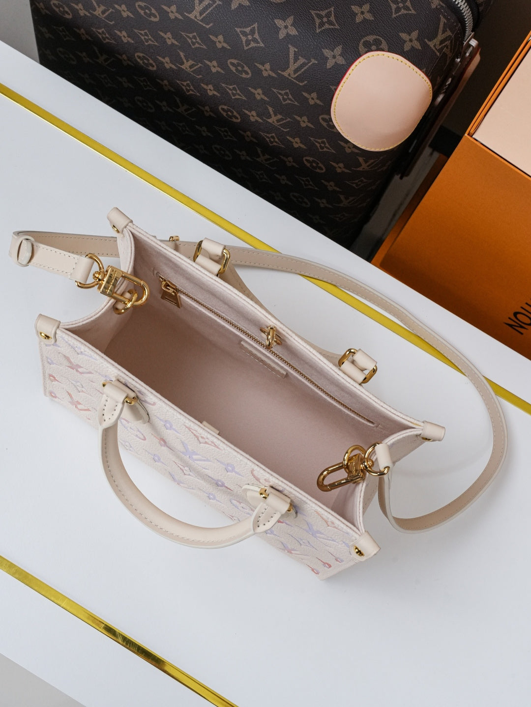 Top-tier Authentic-Grade Quality handbag  Size：25.0 x 19.0 x 11.5 cm