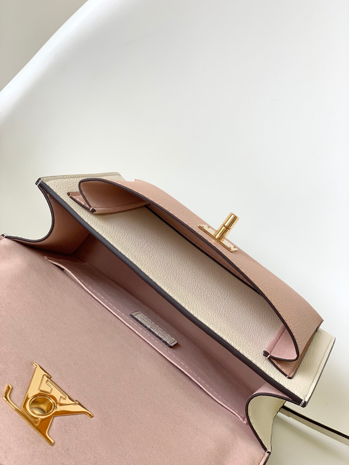 Top-tier Authentic-Grade Quality handbag  Size: 22.5 x 17.0 x 5.5 cm