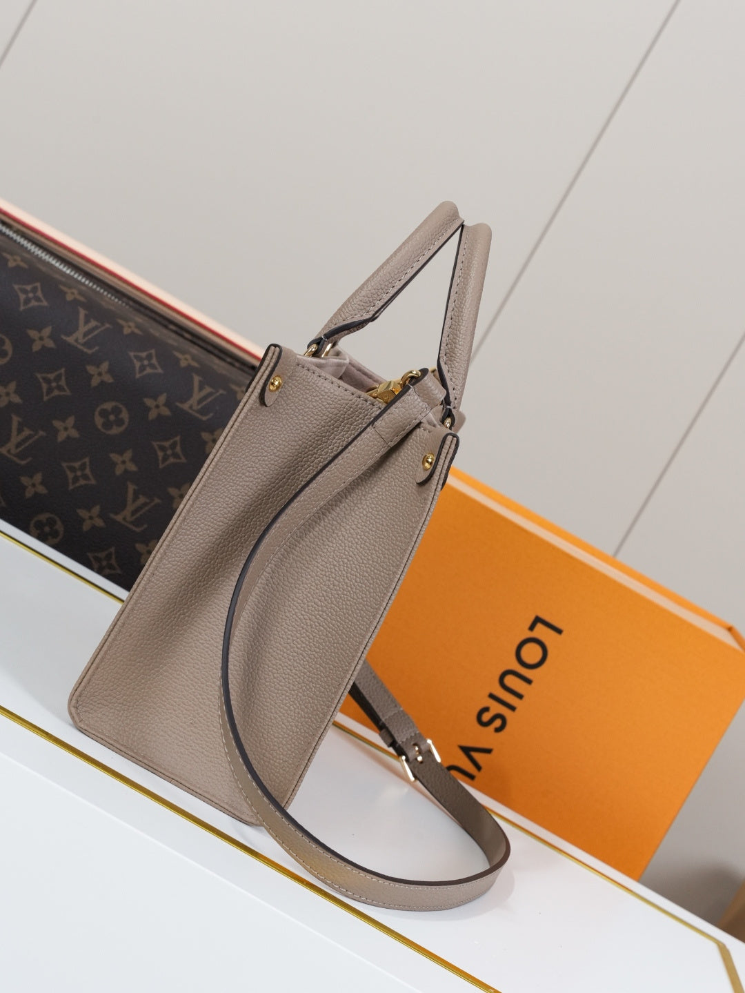 Top-tier Authentic-Grade Quality handbag  Size：25.0 x 19.0 x 11.5 cm
