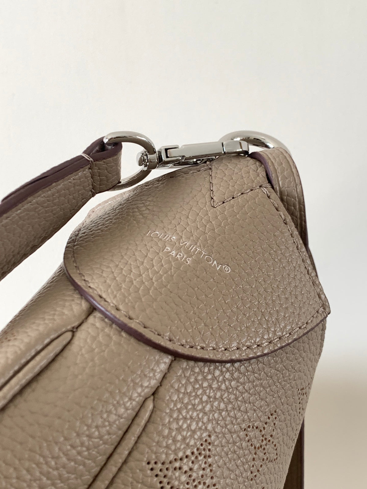 Top-tier Authentic-Grade Quality Medium Handbag M14617 (Grey) Size：28 x 25 x 8 cm