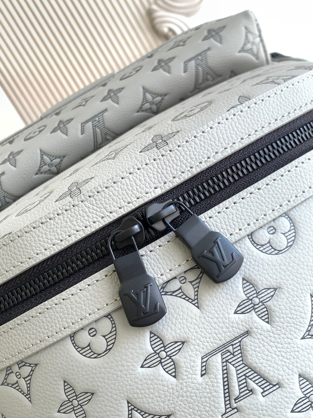Top-tier Authentic-Grade Quality Grey handbag Size: 𝟐𝟗.𝟎 𝐱 𝟑𝟖.𝟎 𝐱 𝟐𝟎.𝟎 cm