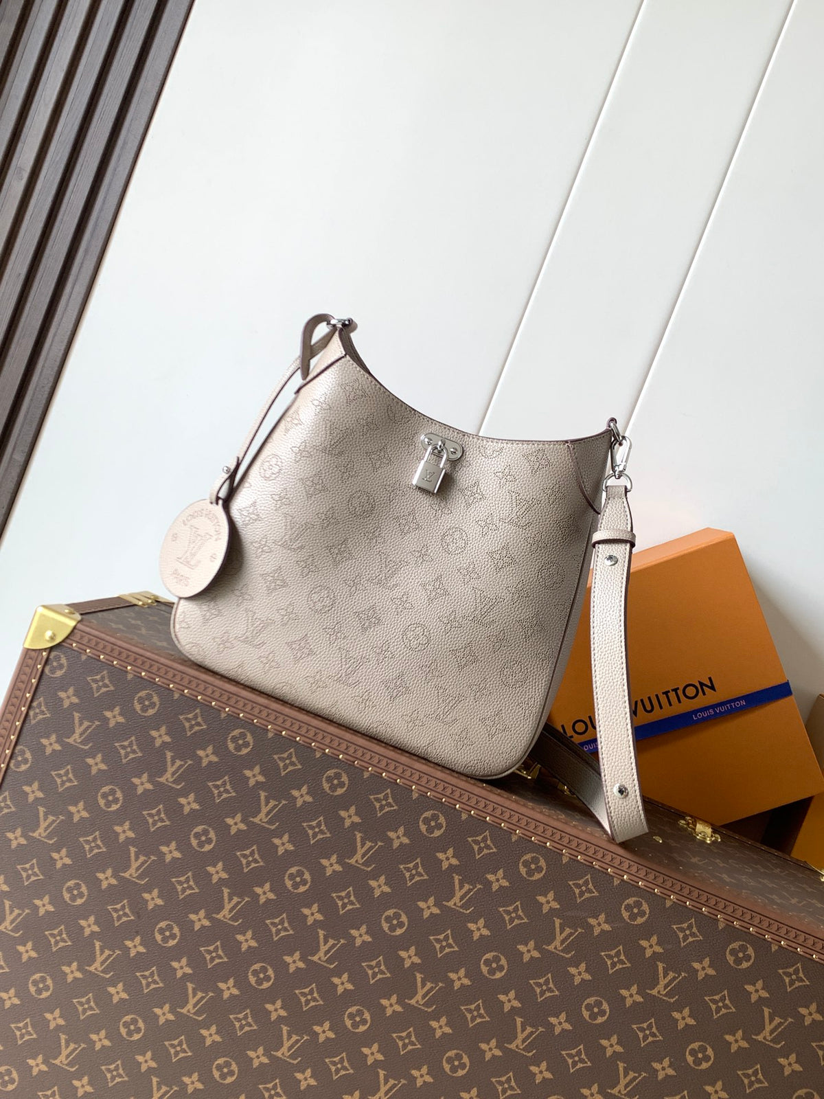 Top-tier Authentic-Grade Quality Medium Handbag M14617 (Grey) Size：28 x 25 x 8 cm