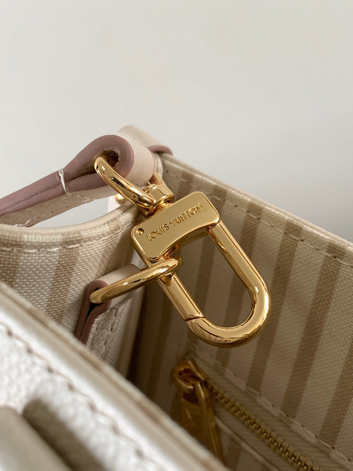 Top-tier Authentic-Grade Quality handbag  Size: 19 x 11.5 x 25 cm