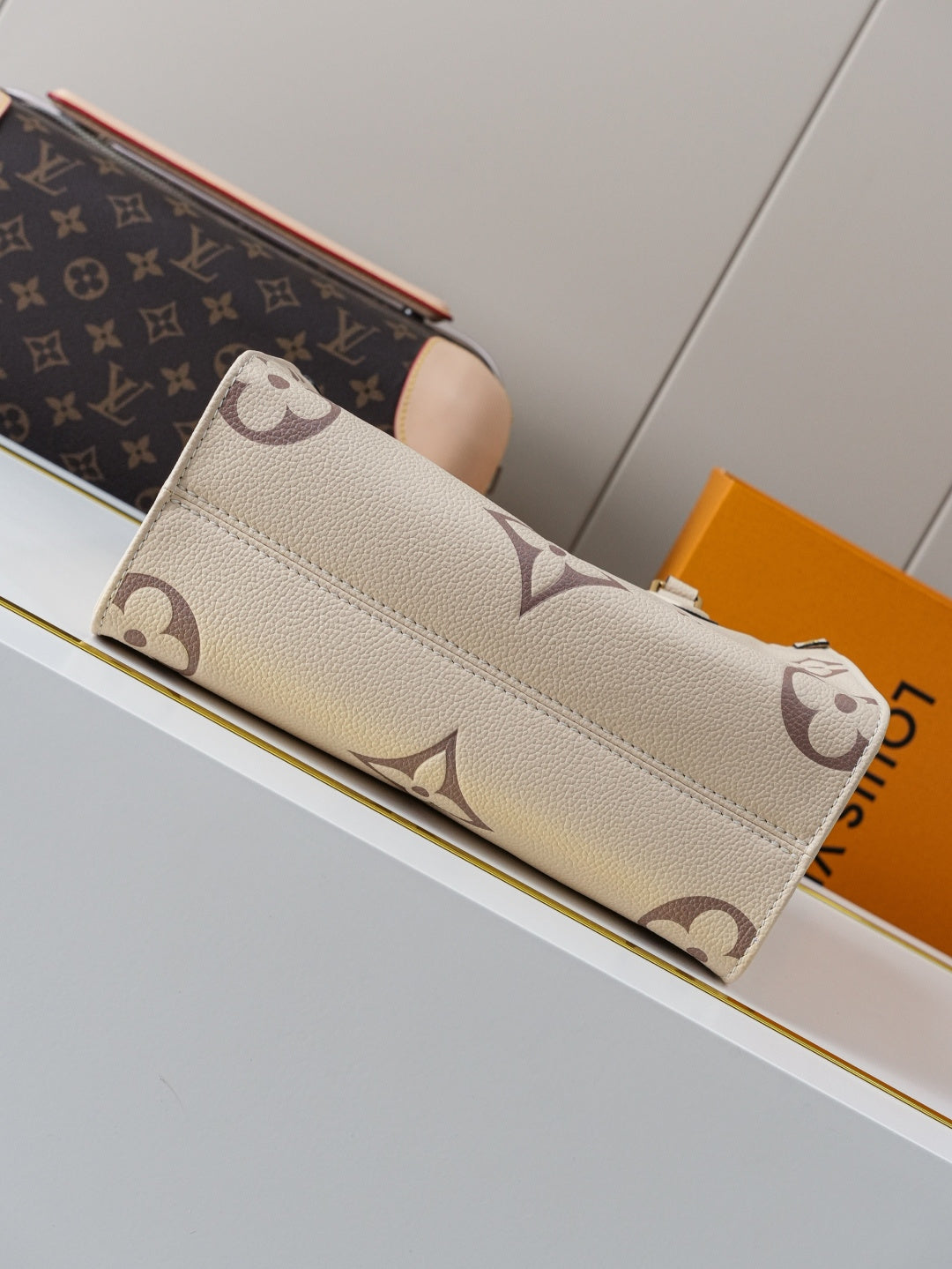 Top-tier Authentic-Grade Quality handbag  Size：25.0 x 19.0 x 11.5 cm
