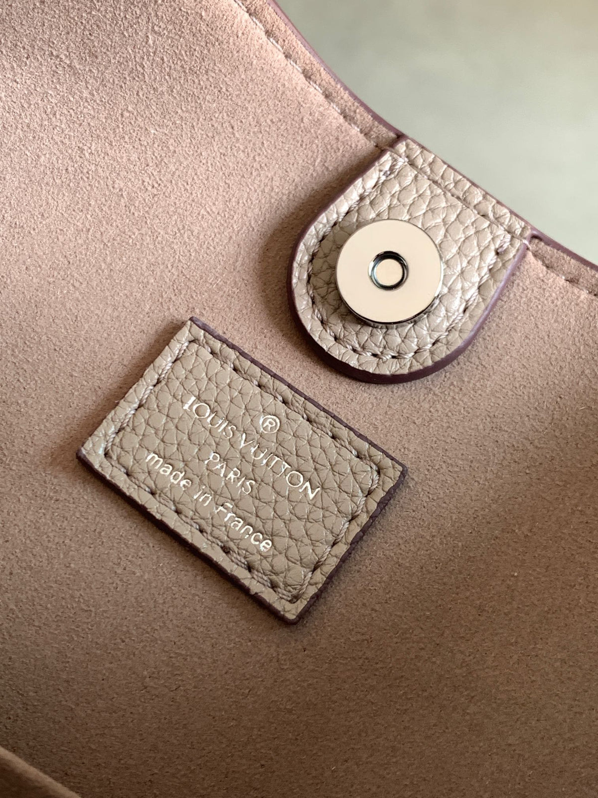 Top-tier Authentic-Grade Quality Medium Handbag M14617 (Grey) Size：28 x 25 x 8 cm