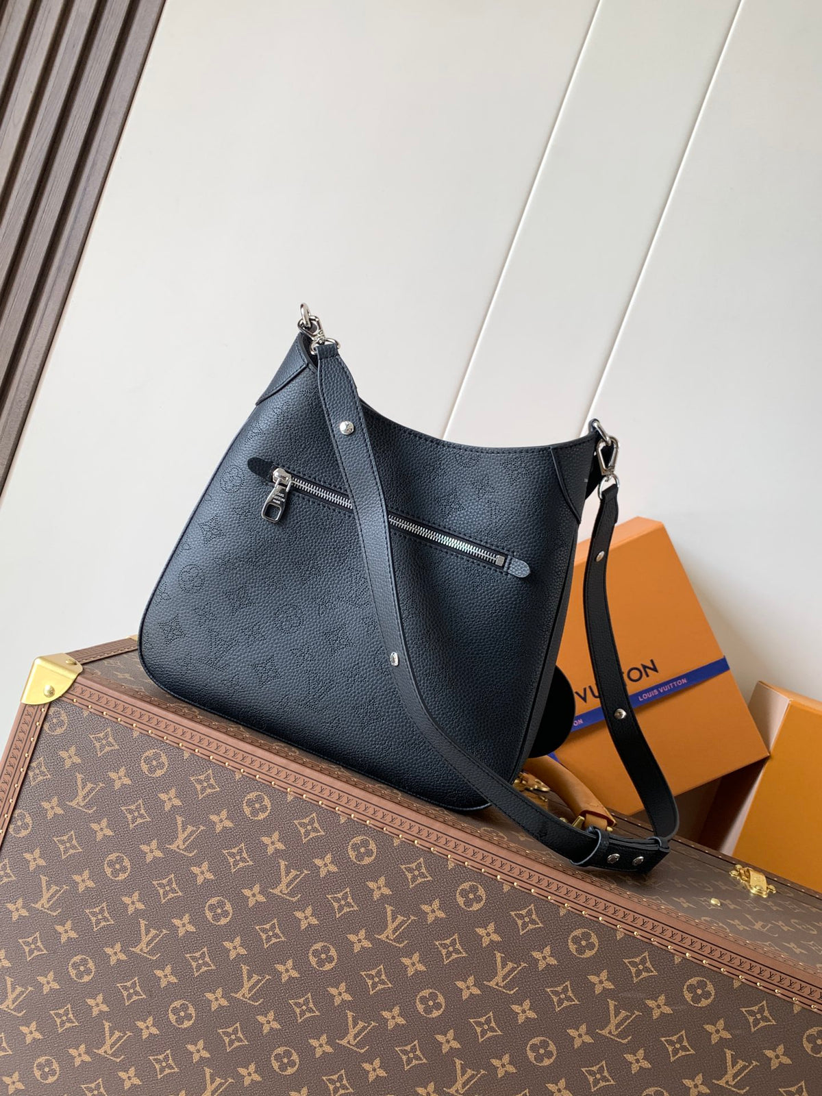 Top-tier Authentic-Grade Quality Medium Handbag M14618 (Black） Size：28 x 25 x 8 cm