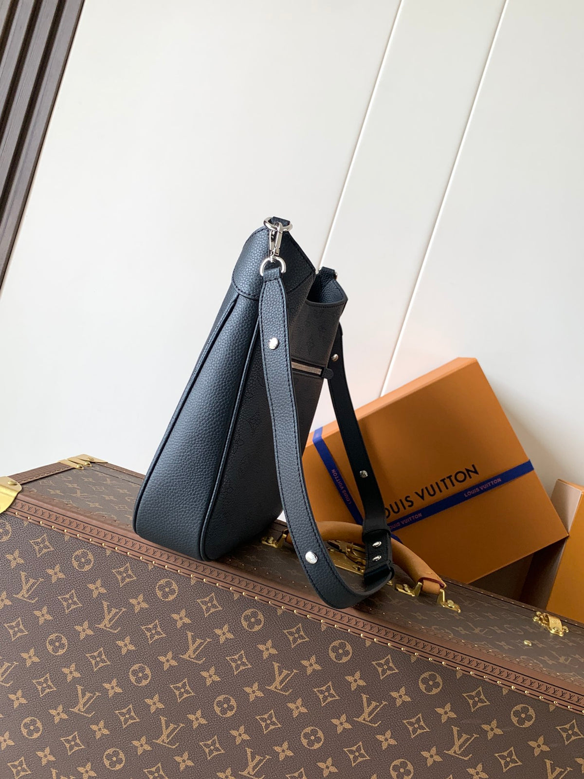 Top-tier Authentic-Grade Quality Medium Handbag M14618 (Black） Size：28 x 25 x 8 cm